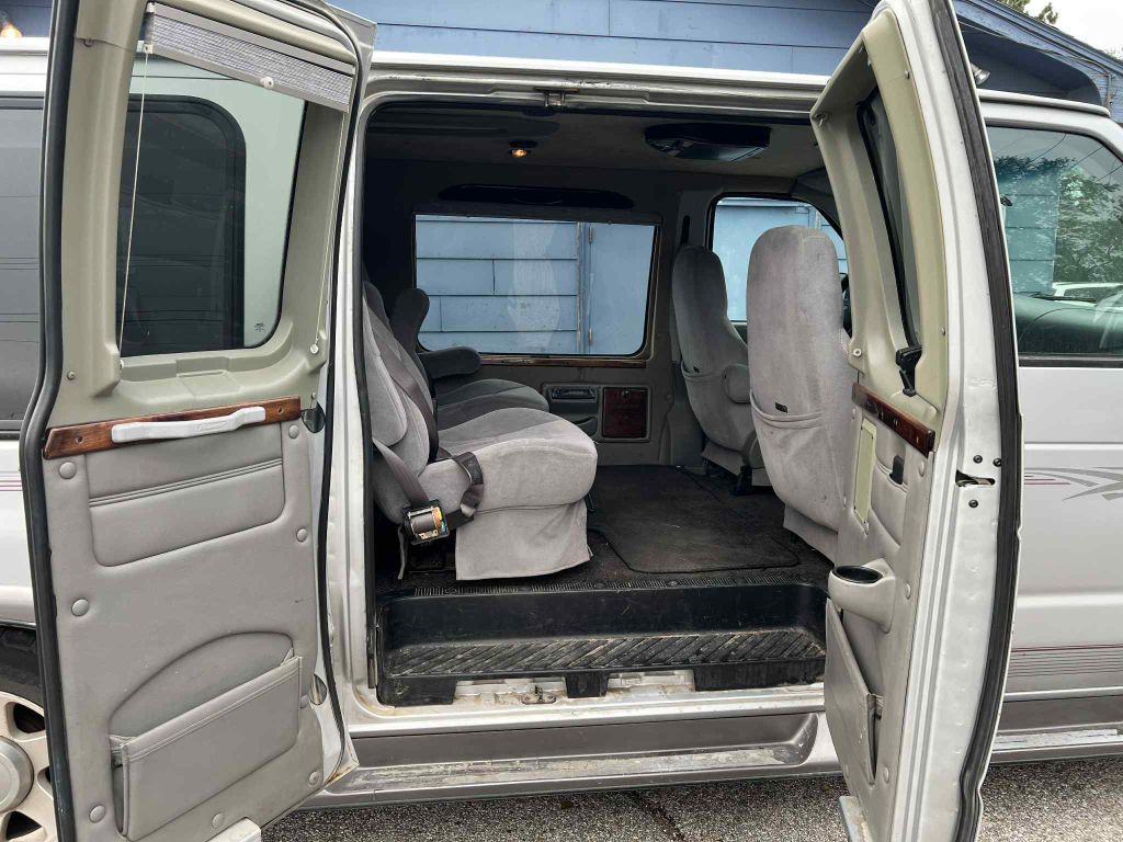 2005 Ford Econoline Image 10