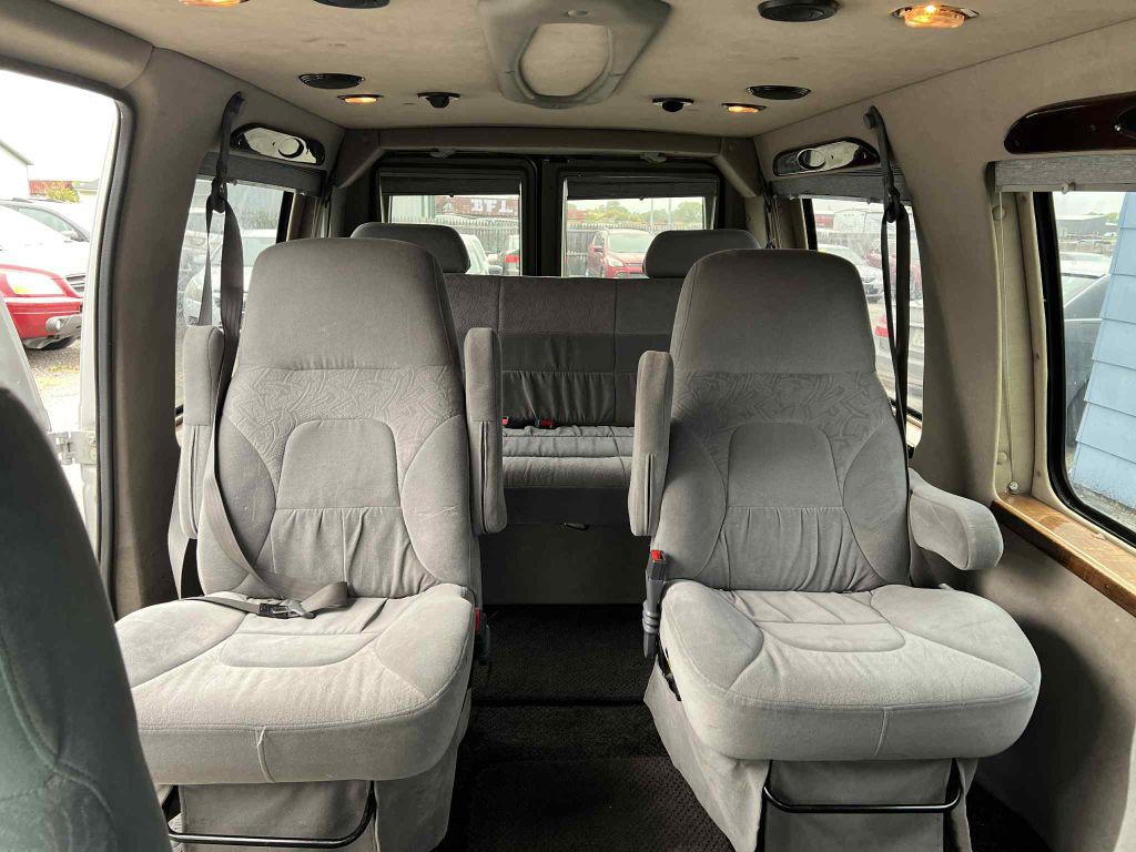 2005 Ford Econoline Image 11