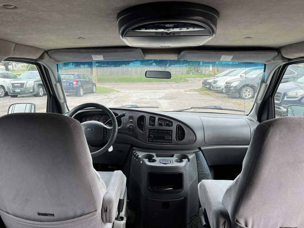2005 Ford Econoline Image 12