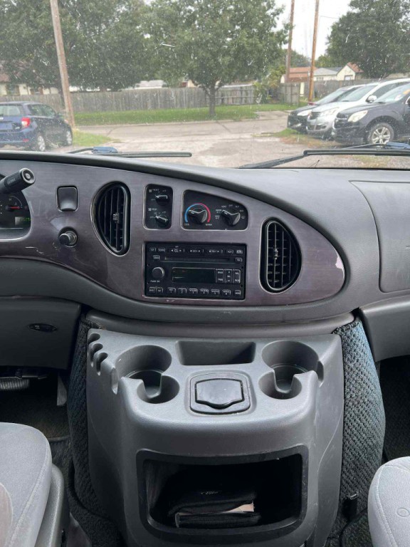 2005 Ford Econoline Image 14