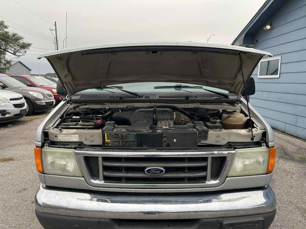 2005 Ford Econoline Image 17