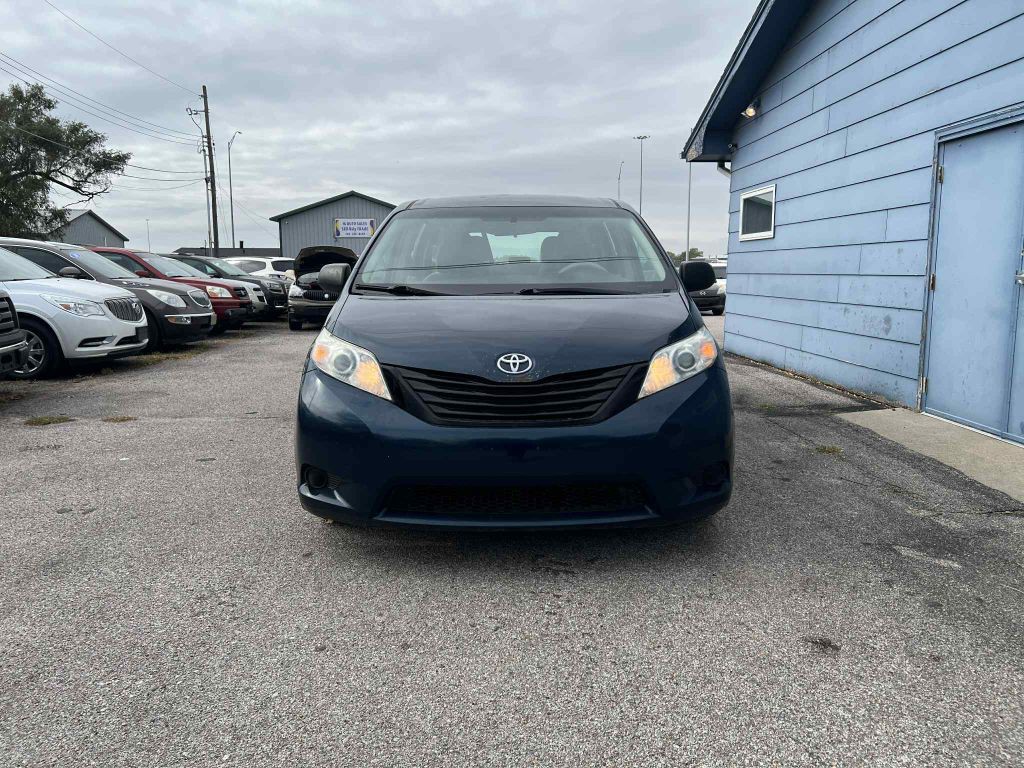 2011 Toyota Sienna Image 2