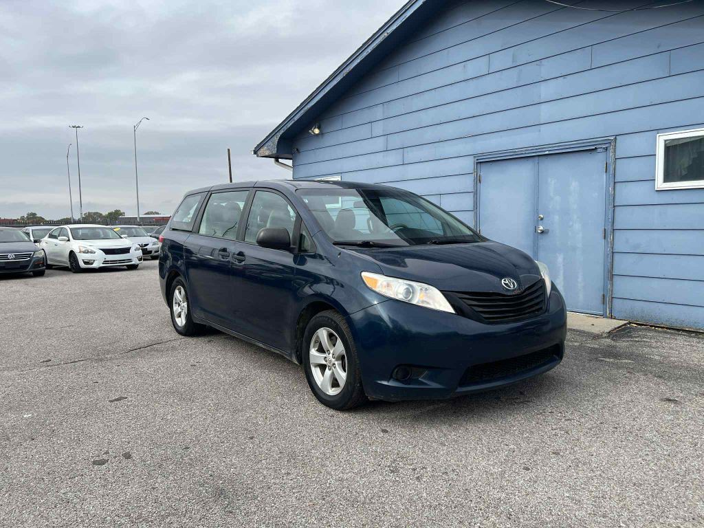 2011 Toyota Sienna Image 3