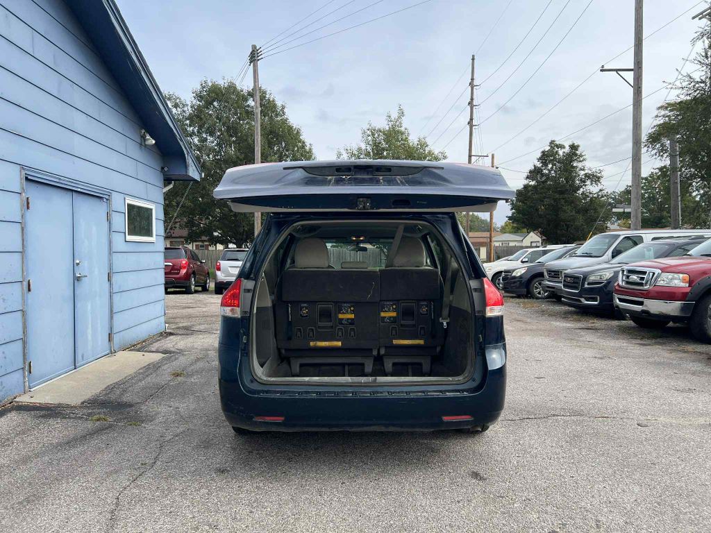 2011 Toyota Sienna Image 4