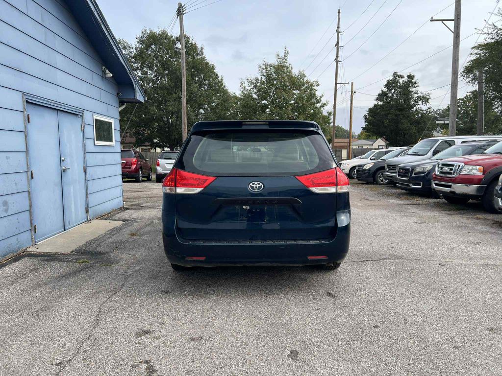 2011 Toyota Sienna Image 5