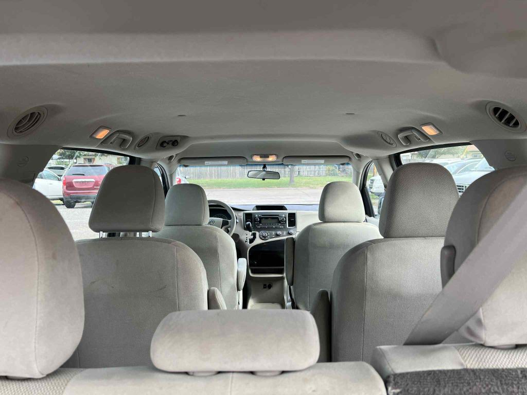 2011 Toyota Sienna Image 6