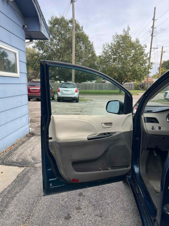 2011 Toyota Sienna Image 9