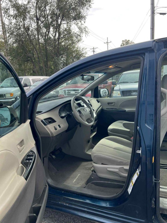 2011 Toyota Sienna Image 10