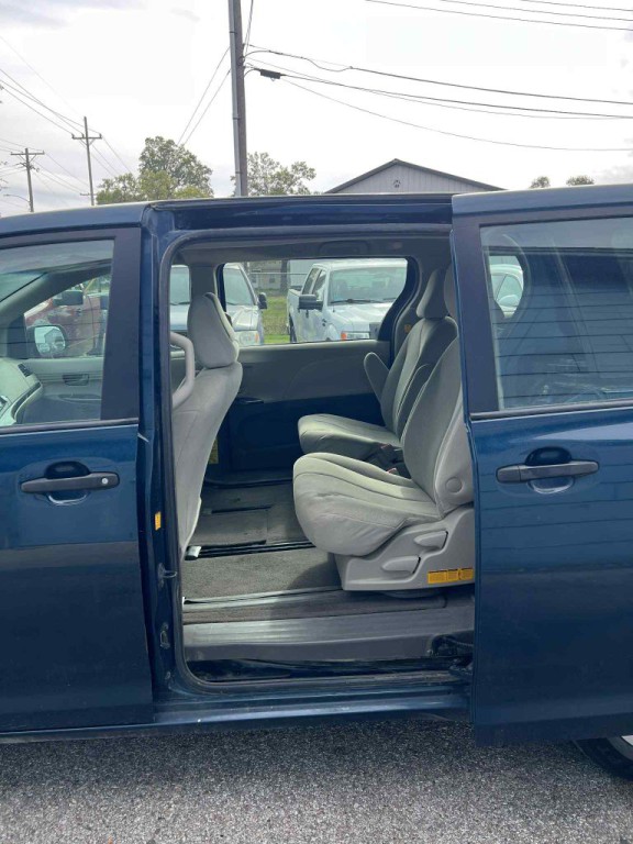 2011 Toyota Sienna Image 11
