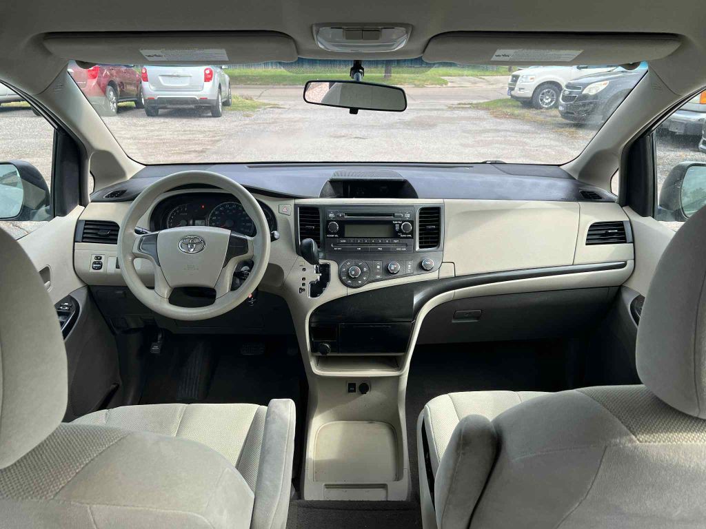 2011 Toyota Sienna Image 12