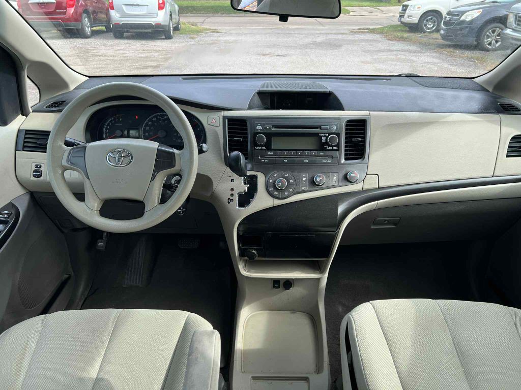2011 Toyota Sienna Image 13