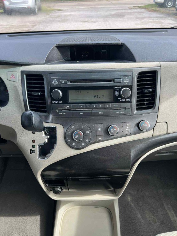 2011 Toyota Sienna Image 14