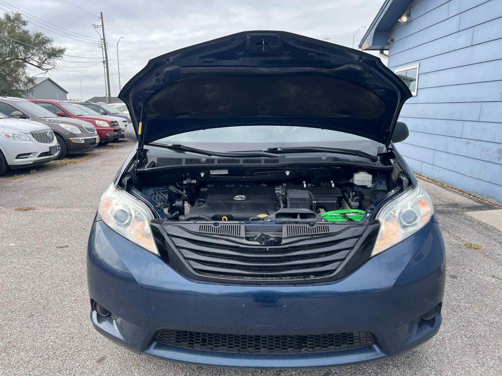 2011 Toyota Sienna Image 16