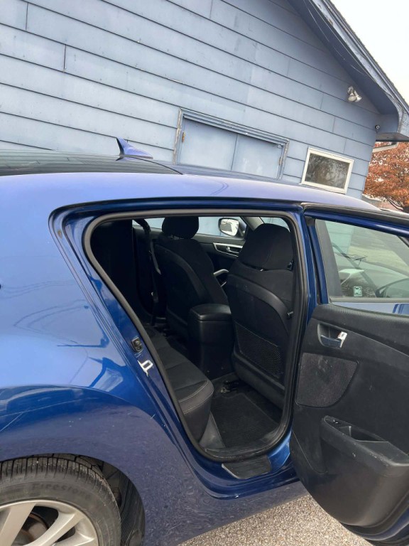 2016 Hyundai Veloster Image 12