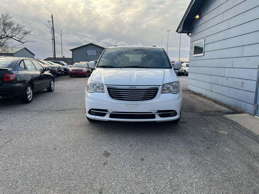 2015 Chrysler Town & Country Image 2