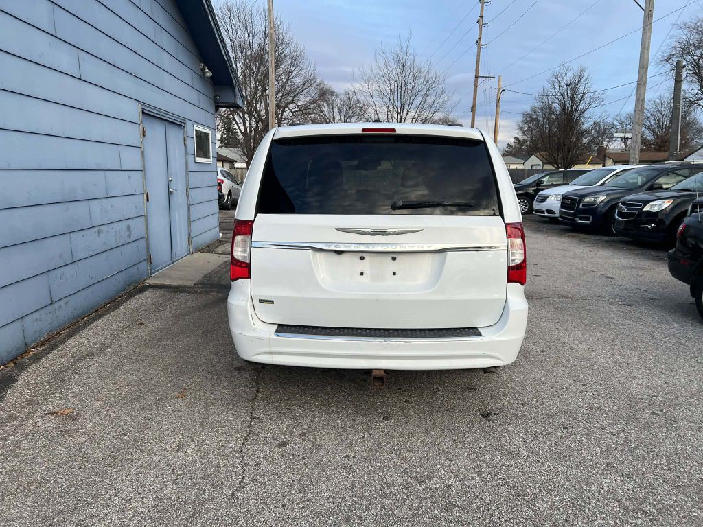 2015 Chrysler Town & Country Image 4