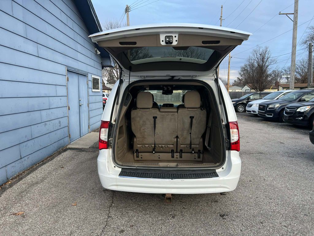 2015 Chrysler Town & Country Image 5