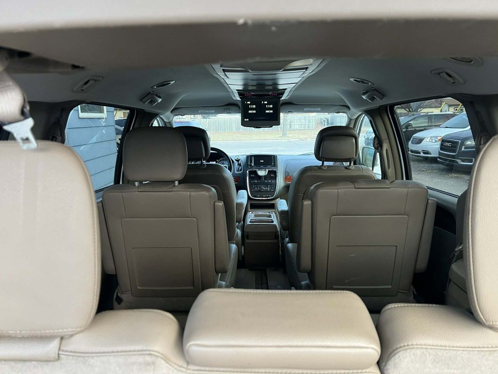 2015 Chrysler Town & Country Image 6