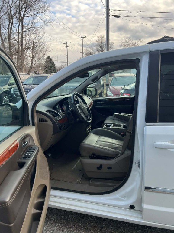 2015 Chrysler Town & Country Image 10