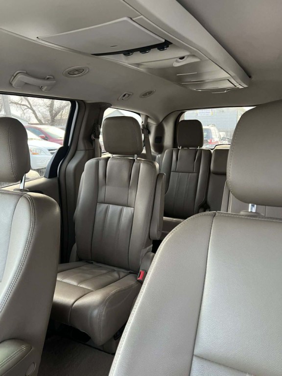 2015 Chrysler Town & Country Image 11