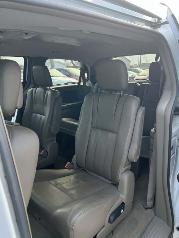 2015 Chrysler Town & Country Image 12