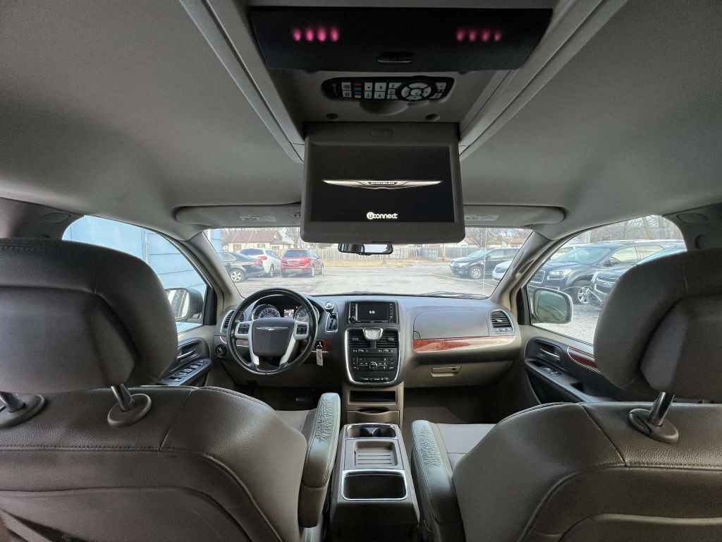 2015 Chrysler Town & Country Image 13
