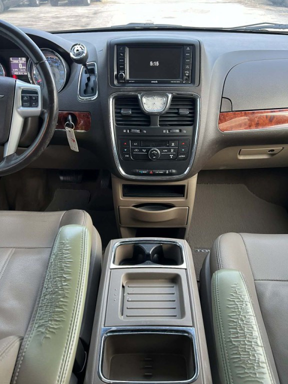 2015 Chrysler Town & Country Image 15