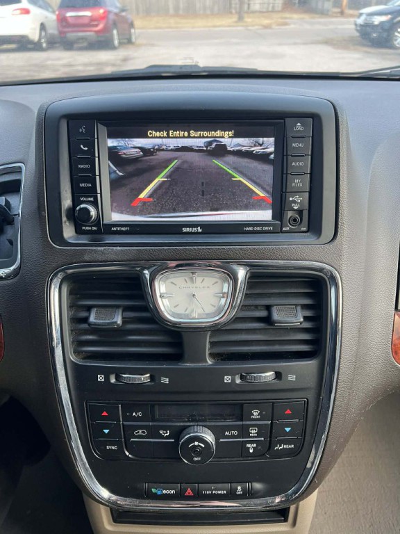2015 Chrysler Town & Country Image 16