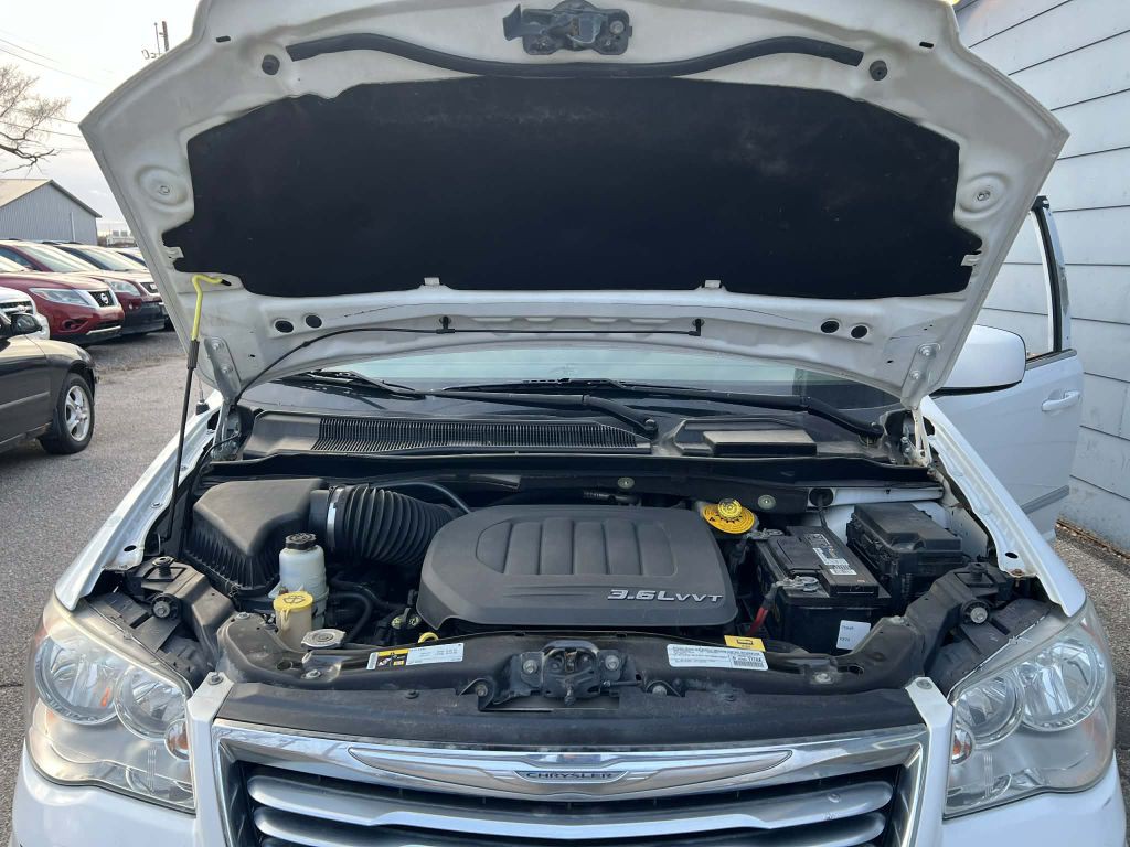 2015 Chrysler Town & Country Image 18