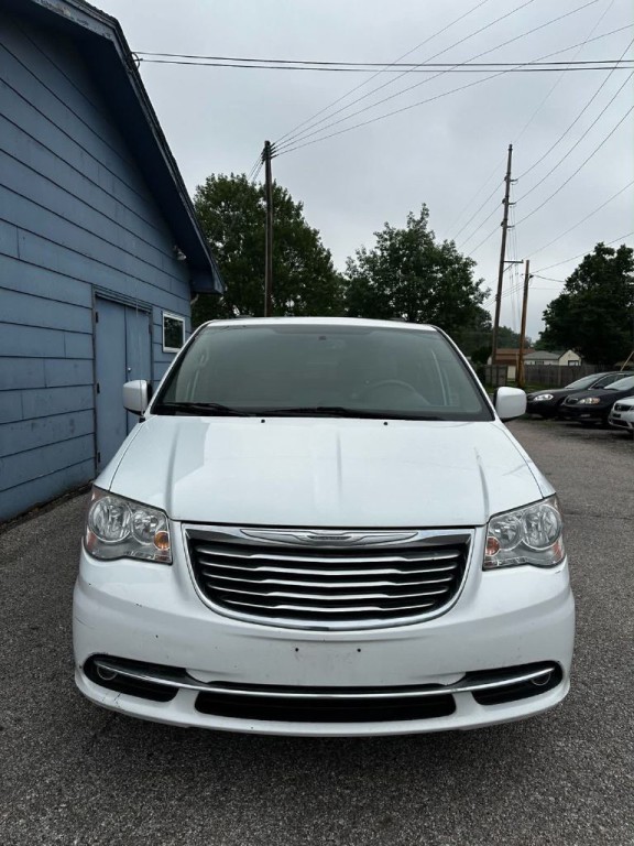 2015 Chrysler Town & Country Image 2