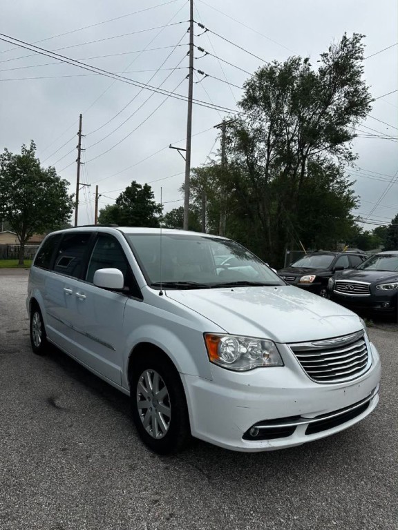 2015 Chrysler Town & Country Image 3