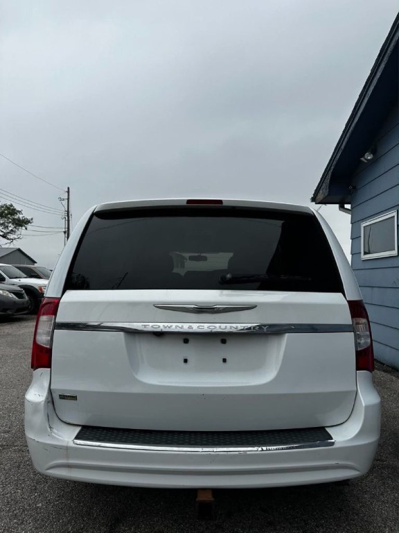 2015 Chrysler Town & Country Image 4