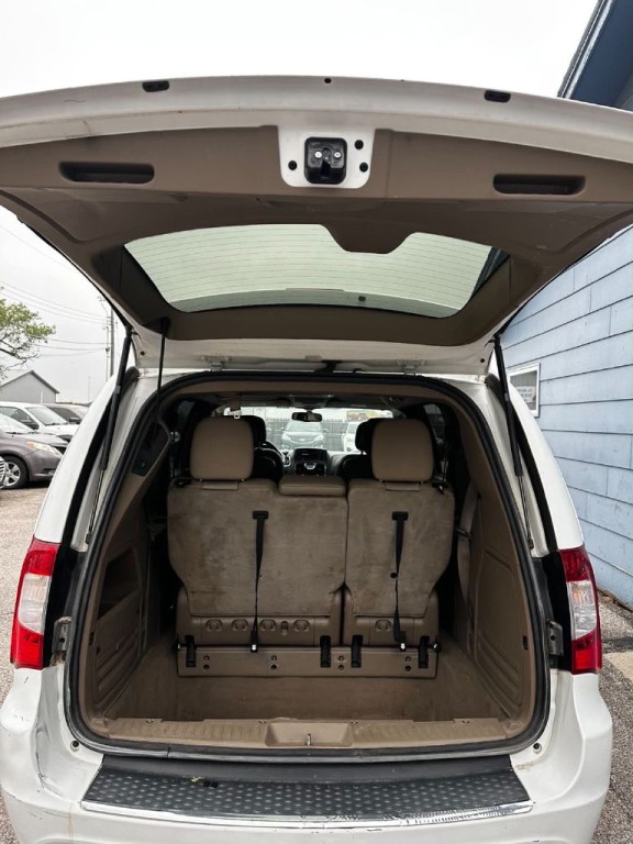 2015 Chrysler Town & Country Image 5