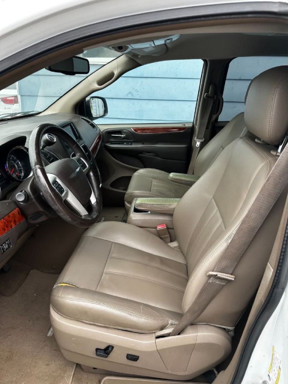 2015 Chrysler Town & Country Image 7
