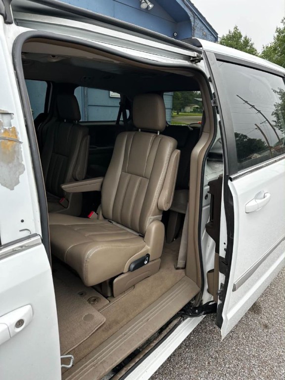 2015 Chrysler Town & Country Image 8