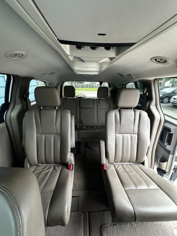 2015 Chrysler Town & Country Image 9