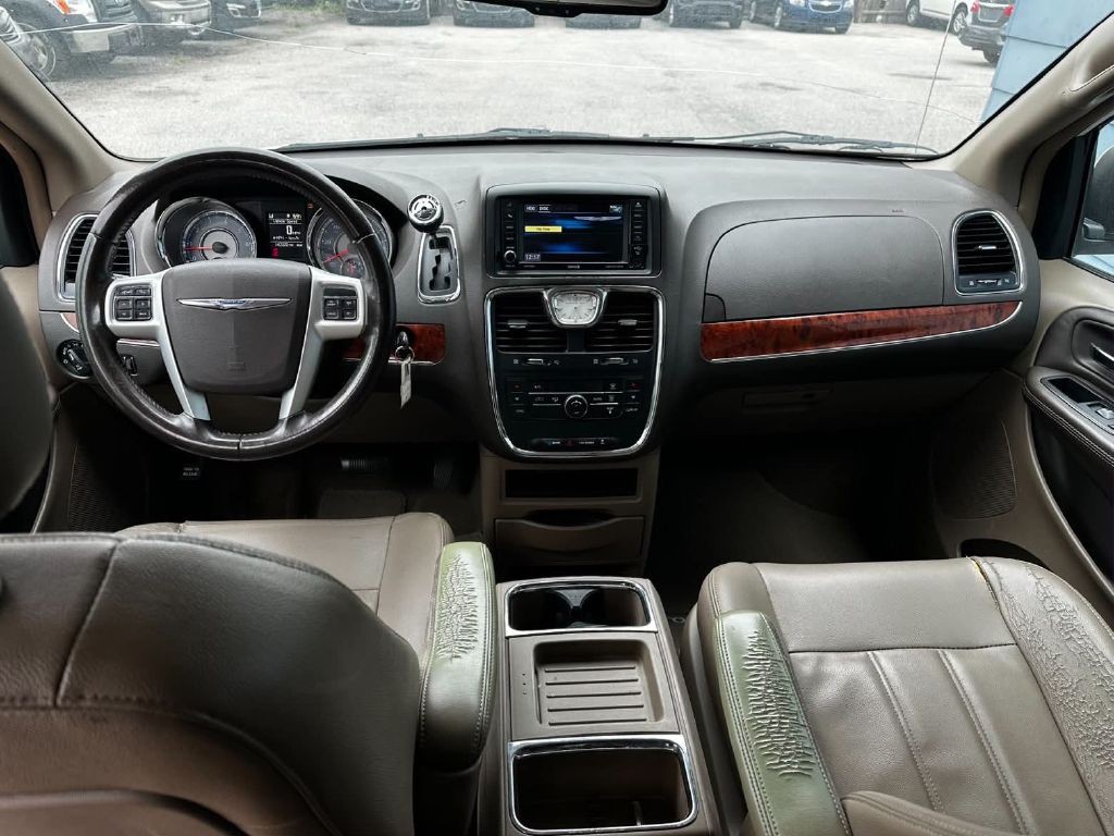 2015 Chrysler Town & Country Image 10