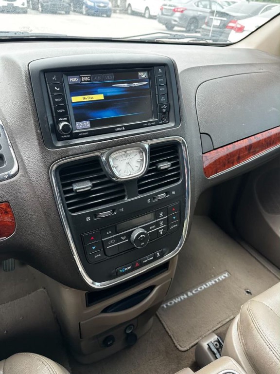 2015 Chrysler Town & Country Image 12