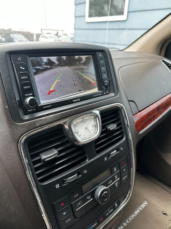 2015 Chrysler Town & Country Image 13
