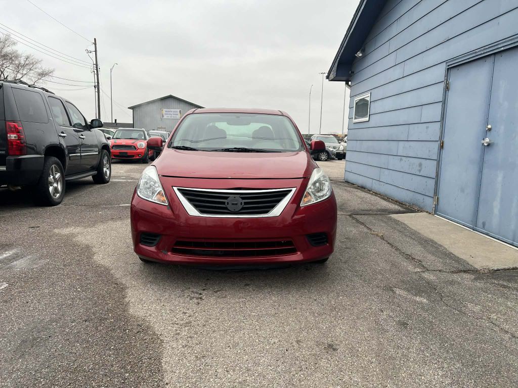 2013 Nissan Versa Image 2