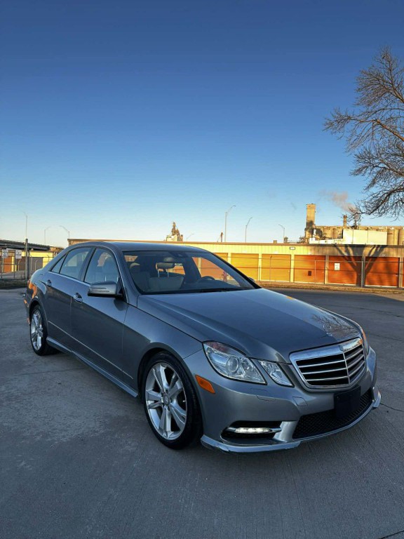 2013 Mercedes-Benz E-Class Image 3