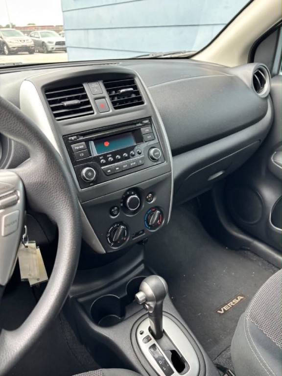 2015 Nissan Versa Image 9
