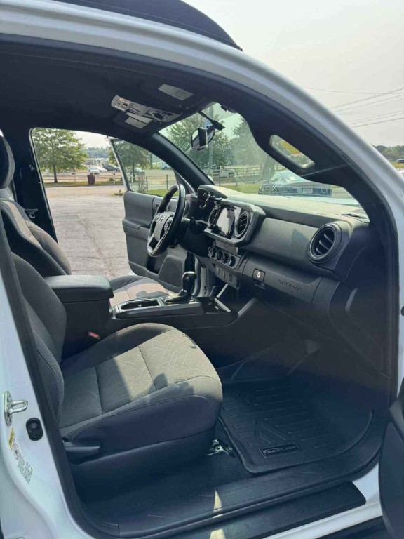 2016 Toyota Tacoma Image 12