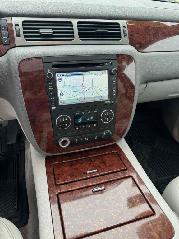 2012 Chevrolet Tahoe Image 2