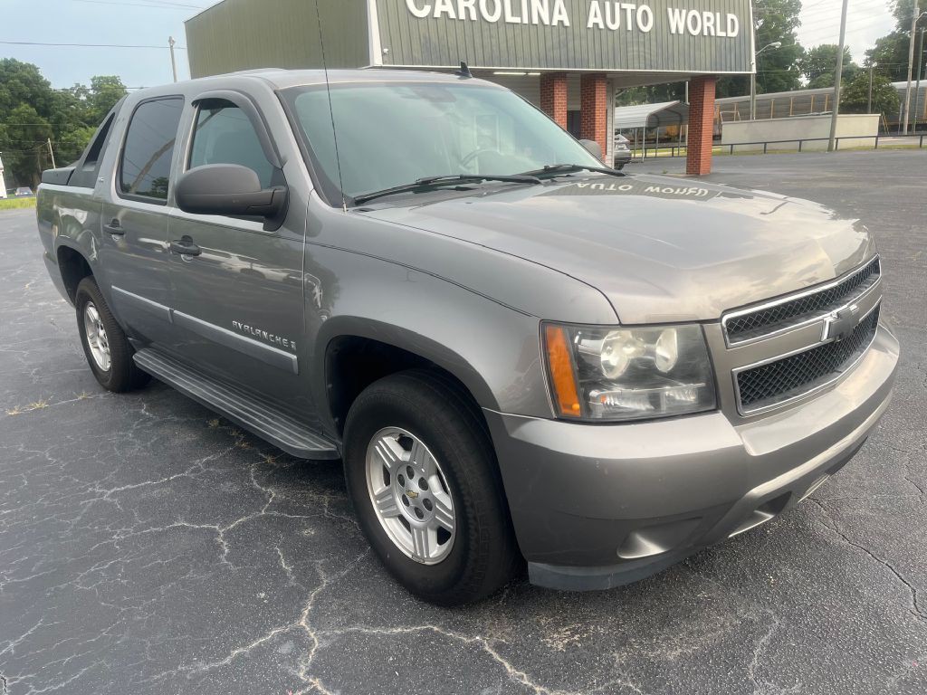 2008 Chevrolet Avalanche Image 2