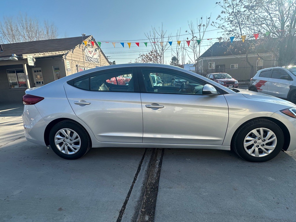2017 Hyundai Elantra Image 2
