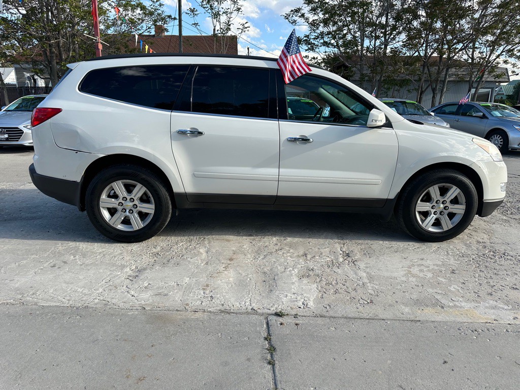 2011 Chevrolet Traverse Image 2
