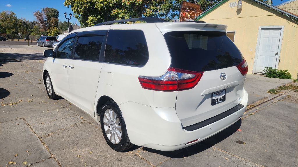 2015 Toyota Sienna Image 1