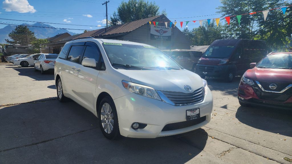 2015 Toyota Sienna Image 2