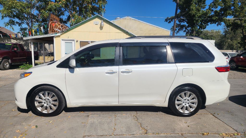 2015 Toyota Sienna Image 3